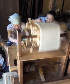 thread reeling with spinning wheel