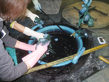 大人も藍染めこいのぼり 藍染めの様子