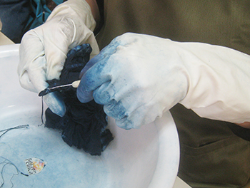 初めての絞り染め 制作の様子