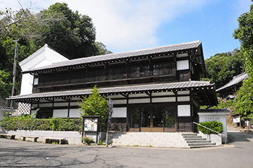 Around the Main Building, where the food truck is located